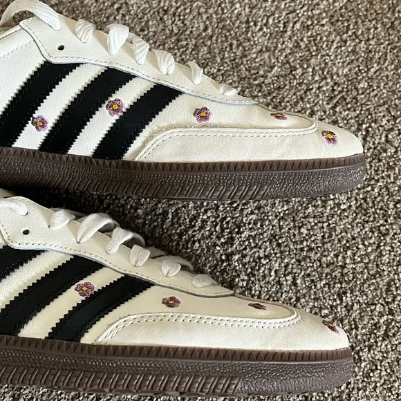 Adidas Samba White Sneakers with Black Stripes and Floral Embroidery - Picture 3 of 14